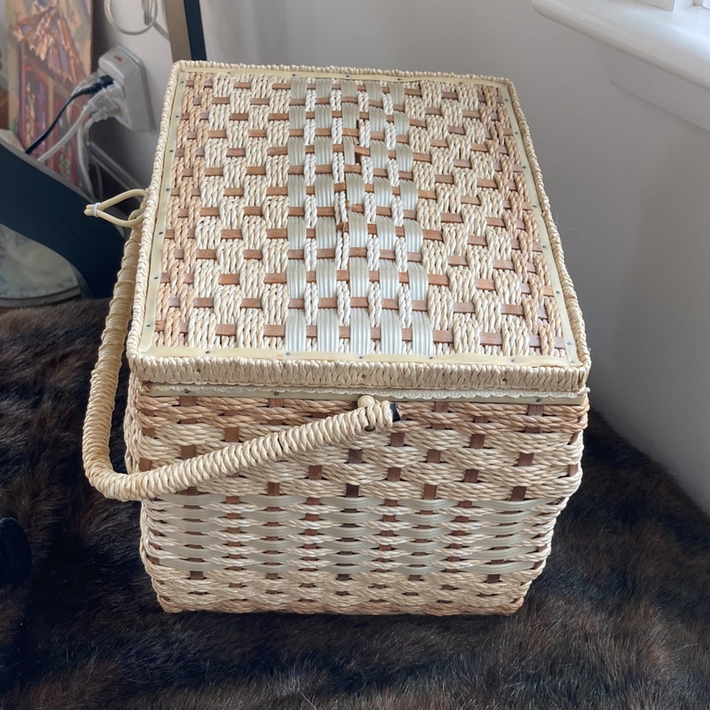 Eaton’s Vintage Sewing Basket - Picture 4 of 12